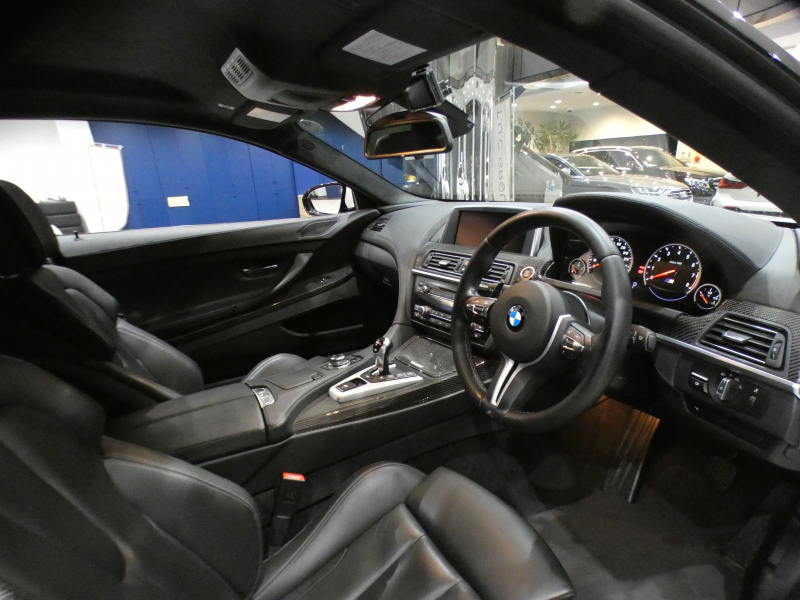 BMW Mシリーズ M6ｸｰﾍﾟ　ｺﾝﾌｫA 黒革 ﾋｰﾀｰ ｶｰﾎﾞﾝR iﾄﾞﾗｲﾌﾞﾅﾋﾞ(CIC) BTｵｰﾃﾞｨｵ Bｶﾒﾗ&ﾌﾛﾝﾄｶﾒﾗ PDC ﾍｯﾄﾞｱｯﾌﾟDSP LEDﾗｲﾄ 専用ｴｸｽﾃﾘｱ&20AW 560ps　2年保証