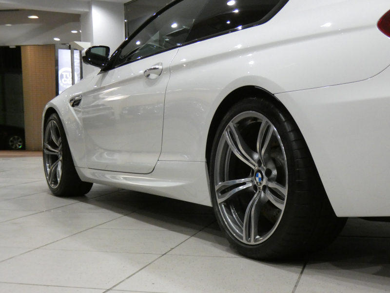 BMW Mシリーズ M6ｸｰﾍﾟ　ｺﾝﾌｫA 黒革 ﾋｰﾀｰ ｶｰﾎﾞﾝR iﾄﾞﾗｲﾌﾞﾅﾋﾞ(CIC) BTｵｰﾃﾞｨｵ Bｶﾒﾗ&ﾌﾛﾝﾄｶﾒﾗ PDC ﾍｯﾄﾞｱｯﾌﾟDSP LEDﾗｲﾄ 専用ｴｸｽﾃﾘｱ&20AW 560ps　2年保証