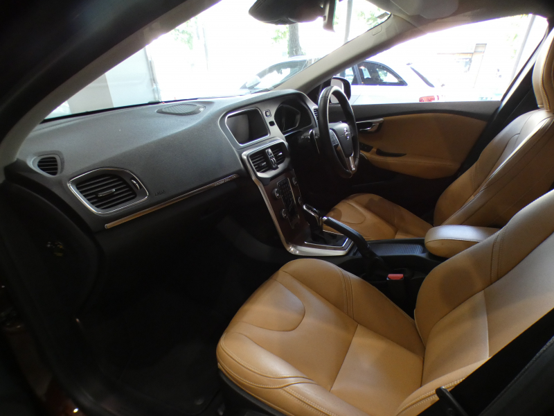 ボルボ V40 V40ｸﾛｽｶﾝﾄﾘｰ T5 AWD ｻﾏﾑ　追ACC･LKA･LCMA 茶革 ﾋｰﾀｰ 7ｲﾝﾁHDDﾅﾋﾞTV ﾌﾟﾚﾐｱﾑｻｳﾝﾄﾞ Bｶﾒﾗ LEDﾗｲﾄ ﾄﾞﾗﾚｺ 専用ｴｸｽﾃﾘｱ&18AW　2年保証