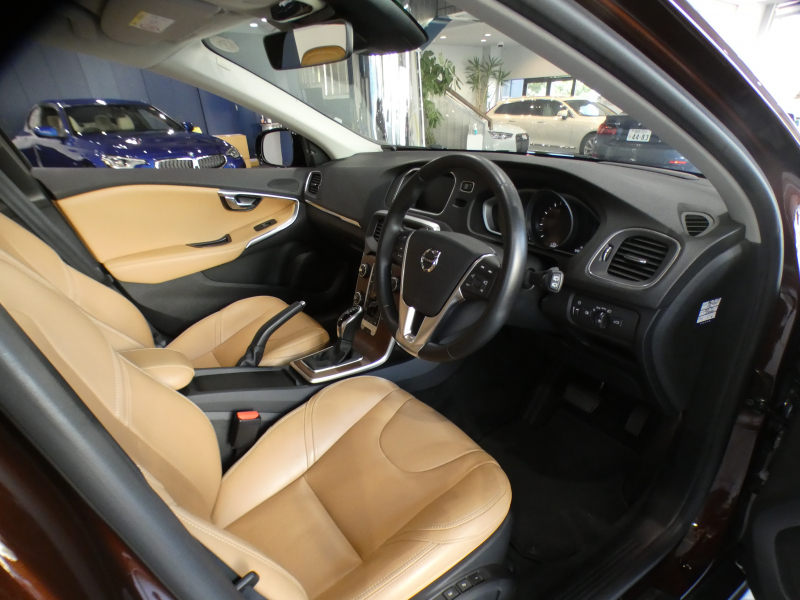 ボルボ V40 V40ｸﾛｽｶﾝﾄﾘｰ T5 AWD ｻﾏﾑ　追ACC･LKA･LCMA 茶革 ﾋｰﾀｰ 7ｲﾝﾁHDDﾅﾋﾞTV ﾌﾟﾚﾐｱﾑｻｳﾝﾄﾞ Bｶﾒﾗ LEDﾗｲﾄ ﾄﾞﾗﾚｺ 専用ｴｸｽﾃﾘｱ&18AW　2年保証