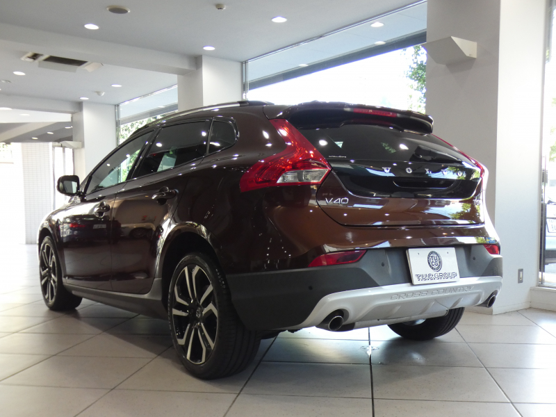 ボルボ V40 V40ｸﾛｽｶﾝﾄﾘｰ T5 AWD ｻﾏﾑ　追ACC･LKA･LCMA 茶革 ﾋｰﾀｰ 7ｲﾝﾁHDDﾅﾋﾞTV ﾌﾟﾚﾐｱﾑｻｳﾝﾄﾞ Bｶﾒﾗ LEDﾗｲﾄ ﾄﾞﾗﾚｺ 専用ｴｸｽﾃﾘｱ&18AW　2年保証
