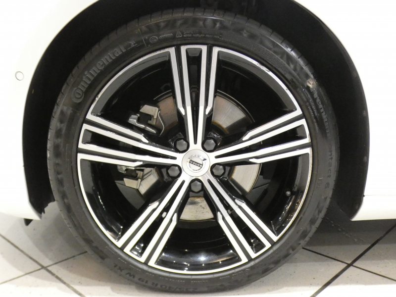 ボルボ V60 V60 T5ｲﾝｽｸﾘﾌﾟｼｮﾝ ﾌﾟﾗｽPKG　1ｵｰﾅｰ 追ACC･LKA･ LCMA ｽﾃｱﾋｰﾀｰ 白革 全席ﾋｰﾀｰ ﾍﾞﾝﾁﾚｰﾀｰ ﾏｯｻｰｼﾞ機能 ﾊﾟﾉﾗﾏSR ﾀｯﾁｽｸﾘｰﾝHDDﾅﾋﾞTV harman/K 全周ｶﾒﾗ ﾍｯﾄﾞｱｯﾌﾟDSP LEDﾗｲﾄ ｵｰﾄﾃｰﾙｹﾞｰﾄ 19AW　2年保証