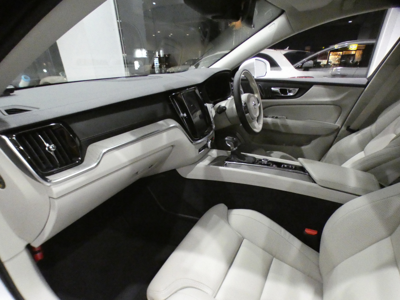 ボルボ V60 V60 T5ｲﾝｽｸﾘﾌﾟｼｮﾝ ﾌﾟﾗｽPKG　1ｵｰﾅｰ 追ACC･LKA･ LCMA ｽﾃｱﾋｰﾀｰ 白革 全席ﾋｰﾀｰ ﾍﾞﾝﾁﾚｰﾀｰ ﾏｯｻｰｼﾞ機能 ﾊﾟﾉﾗﾏSR ﾀｯﾁｽｸﾘｰﾝHDDﾅﾋﾞTV harman/K 全周ｶﾒﾗ ﾍｯﾄﾞｱｯﾌﾟDSP LEDﾗｲﾄ ｵｰﾄﾃｰﾙｹﾞｰﾄ 19AW　2年保証