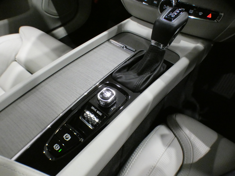 ボルボ V60 V60 T5ｲﾝｽｸﾘﾌﾟｼｮﾝ ﾌﾟﾗｽPKG　1ｵｰﾅｰ 追ACC･LKA･ LCMA ｽﾃｱﾋｰﾀｰ 白革 全席ﾋｰﾀｰ ﾍﾞﾝﾁﾚｰﾀｰ ﾏｯｻｰｼﾞ機能 ﾊﾟﾉﾗﾏSR ﾀｯﾁｽｸﾘｰﾝHDDﾅﾋﾞTV harman/K 全周ｶﾒﾗ ﾍｯﾄﾞｱｯﾌﾟDSP LEDﾗｲﾄ ｵｰﾄﾃｰﾙｹﾞｰﾄ 19AW　2年保証