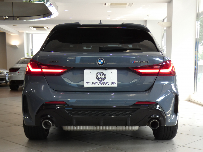 BMW 1シリーズ M135i XDrive　☆indivi外装 1ｵｰﾅｰ ｺﾝﾌｫA 追ACC ﾚｰﾝDW ﾚｰﾝCHW 衝突軽減 黒革Mｽﾎﾟｰﾂｼｰﾄ ﾗｲﾌﾞCP ﾍｯﾄﾞｱｯﾌﾟDSP Bｶﾒﾗ PDC ｵｰﾄﾃｰﾙｹﾞｰﾄ LEDﾗｲﾄ 専用ｴｸｽﾃﾘｱ&18AW 306ps　2年保証