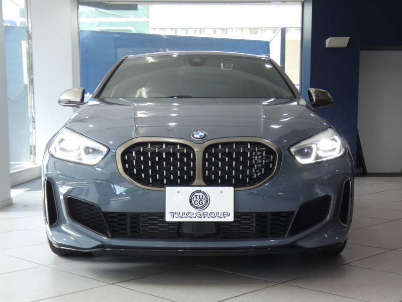 BMW 1シリーズ M135i XDrive　☆indivi外装 1ｵｰﾅｰ ｺﾝﾌｫA 追ACC ﾚｰﾝDW ﾚｰﾝCHW 衝突軽減 黒革Mｽﾎﾟｰﾂｼｰﾄ ﾗｲﾌﾞCP ﾍｯﾄﾞｱｯﾌﾟDSP Bｶﾒﾗ PDC ｵｰﾄﾃｰﾙｹﾞｰﾄ LEDﾗｲﾄ 専用ｴｸｽﾃﾘｱ&18AW 306ps　2年保証