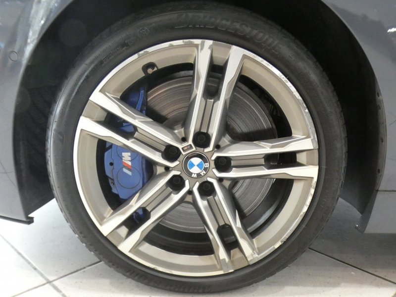 BMW 1シリーズ M135i XDrive　☆indivi外装 1ｵｰﾅｰ ｺﾝﾌｫA 追ACC ﾚｰﾝDW ﾚｰﾝCHW 衝突軽減 黒革Mｽﾎﾟｰﾂｼｰﾄ ﾗｲﾌﾞCP ﾍｯﾄﾞｱｯﾌﾟDSP Bｶﾒﾗ PDC ｵｰﾄﾃｰﾙｹﾞｰﾄ LEDﾗｲﾄ 専用ｴｸｽﾃﾘｱ&18AW 306ps　2年保証