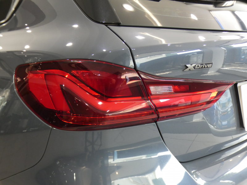 BMW 1シリーズ M135i XDrive　☆indivi外装 1ｵｰﾅｰ ｺﾝﾌｫA 追ACC ﾚｰﾝDW ﾚｰﾝCHW 衝突軽減 黒革Mｽﾎﾟｰﾂｼｰﾄ ﾗｲﾌﾞCP ﾍｯﾄﾞｱｯﾌﾟDSP Bｶﾒﾗ PDC ｵｰﾄﾃｰﾙｹﾞｰﾄ LEDﾗｲﾄ 専用ｴｸｽﾃﾘｱ&18AW 306ps　2年保証