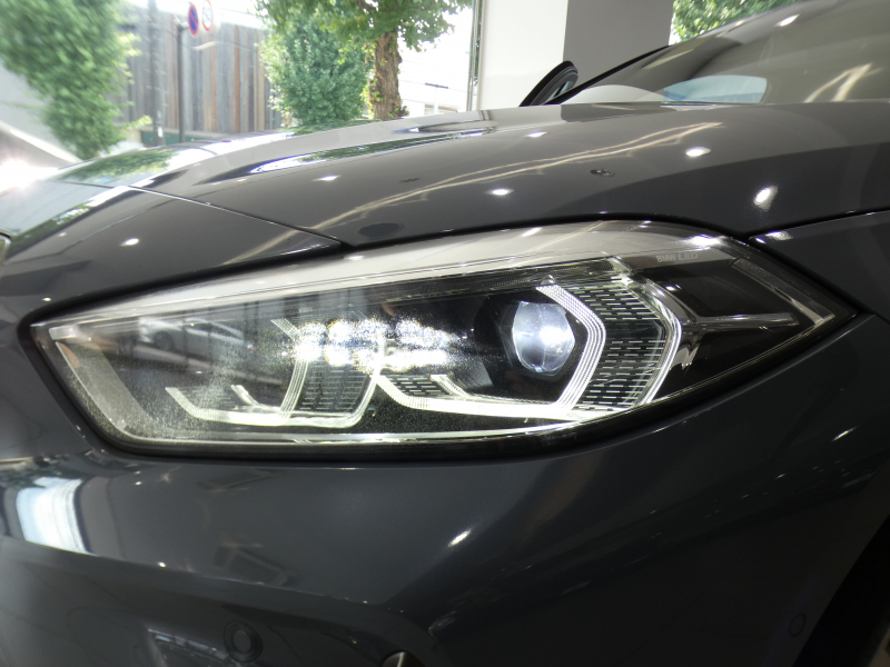 BMW 1シリーズ M135i XDrive　☆indivi外装 1ｵｰﾅｰ ｺﾝﾌｫA 追ACC ﾚｰﾝDW ﾚｰﾝCHW 衝突軽減 黒革Mｽﾎﾟｰﾂｼｰﾄ ﾗｲﾌﾞCP ﾍｯﾄﾞｱｯﾌﾟDSP Bｶﾒﾗ PDC ｵｰﾄﾃｰﾙｹﾞｰﾄ LEDﾗｲﾄ 専用ｴｸｽﾃﾘｱ&18AW 306ps　2年保証