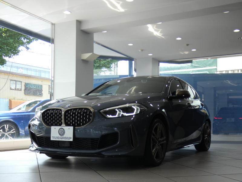 BMW 1シリーズ M135i XDrive　☆indivi外装 1ｵｰﾅｰ ｺﾝﾌｫA 追ACC ﾚｰﾝDW ﾚｰﾝCHW 衝突軽減 黒革Mｽﾎﾟｰﾂｼｰﾄ ﾗｲﾌﾞCP ﾍｯﾄﾞｱｯﾌﾟDSP Bｶﾒﾗ PDC ｵｰﾄﾃｰﾙｹﾞｰﾄ LEDﾗｲﾄ 専用ｴｸｽﾃﾘｱ&18AW 306ps　2年保証
