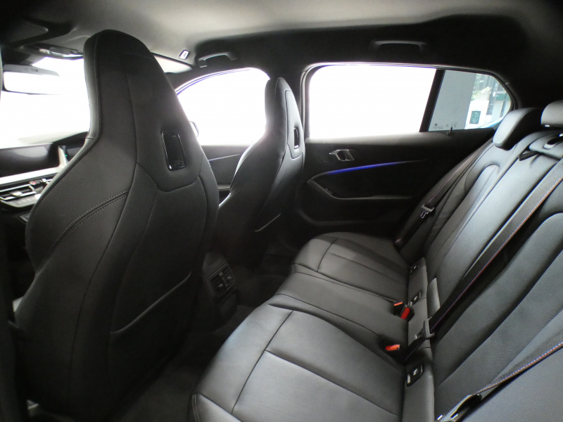 BMW 1シリーズ M135i XDrive　☆indivi外装 1ｵｰﾅｰ ｺﾝﾌｫA 追ACC ﾚｰﾝDW ﾚｰﾝCHW 衝突軽減 黒革Mｽﾎﾟｰﾂｼｰﾄ ﾗｲﾌﾞCP ﾍｯﾄﾞｱｯﾌﾟDSP Bｶﾒﾗ PDC ｵｰﾄﾃｰﾙｹﾞｰﾄ LEDﾗｲﾄ 専用ｴｸｽﾃﾘｱ&18AW 306ps　2年保証