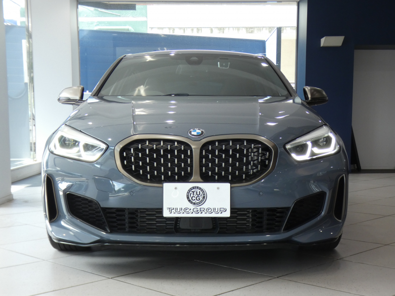 BMW 1シリーズ M135i XDrive　☆indivi外装 1ｵｰﾅｰ ｺﾝﾌｫA 追ACC ﾚｰﾝDW ﾚｰﾝCHW 衝突軽減 黒革Mｽﾎﾟｰﾂｼｰﾄ ﾗｲﾌﾞCP ﾍｯﾄﾞｱｯﾌﾟDSP Bｶﾒﾗ PDC ｵｰﾄﾃｰﾙｹﾞｰﾄ LEDﾗｲﾄ 専用ｴｸｽﾃﾘｱ&18AW 306ps　2年保証