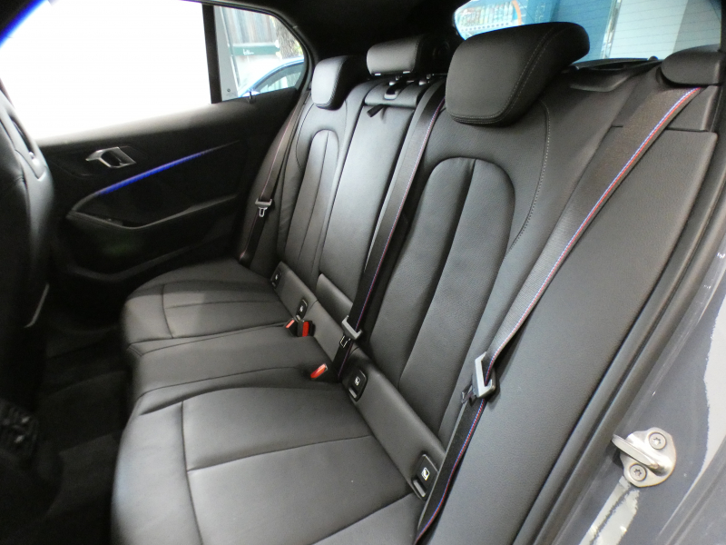 BMW 1シリーズ M135i XDrive　☆indivi外装 1ｵｰﾅｰ ｺﾝﾌｫA 追ACC ﾚｰﾝDW ﾚｰﾝCHW 衝突軽減 黒革Mｽﾎﾟｰﾂｼｰﾄ ﾗｲﾌﾞCP ﾍｯﾄﾞｱｯﾌﾟDSP Bｶﾒﾗ PDC ｵｰﾄﾃｰﾙｹﾞｰﾄ LEDﾗｲﾄ 専用ｴｸｽﾃﾘｱ&18AW 306ps　2年保証
