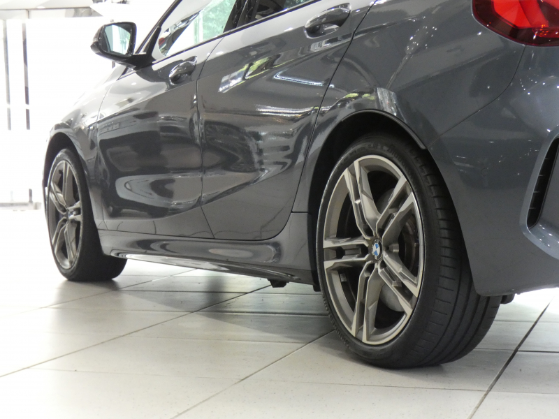 BMW 1シリーズ M135i XDrive　☆indivi外装 1ｵｰﾅｰ ｺﾝﾌｫA 追ACC ﾚｰﾝDW ﾚｰﾝCHW 衝突軽減 黒革Mｽﾎﾟｰﾂｼｰﾄ ﾗｲﾌﾞCP ﾍｯﾄﾞｱｯﾌﾟDSP Bｶﾒﾗ PDC ｵｰﾄﾃｰﾙｹﾞｰﾄ LEDﾗｲﾄ 専用ｴｸｽﾃﾘｱ&18AW 306ps　2年保証