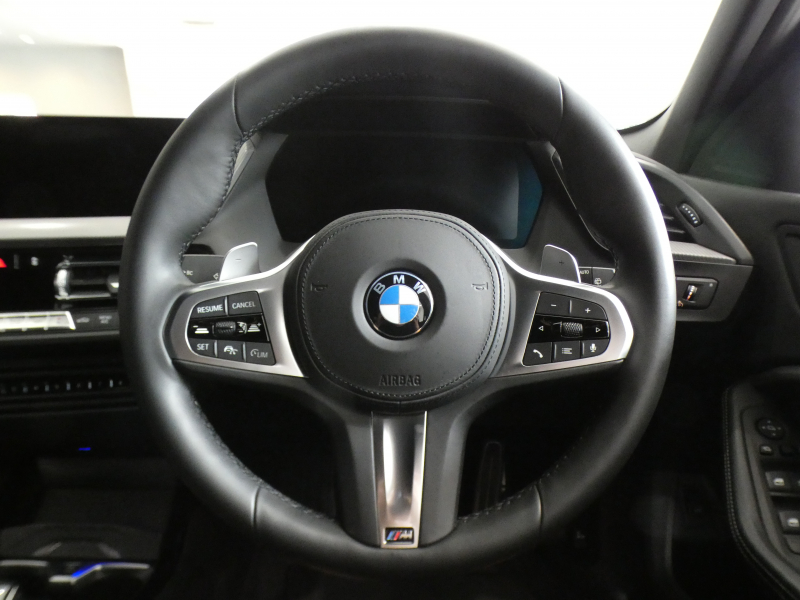 BMW 1シリーズ M135i XDrive　☆indivi外装 1ｵｰﾅｰ ｺﾝﾌｫA 追ACC ﾚｰﾝDW ﾚｰﾝCHW 衝突軽減 黒革Mｽﾎﾟｰﾂｼｰﾄ ﾗｲﾌﾞCP ﾍｯﾄﾞｱｯﾌﾟDSP Bｶﾒﾗ PDC ｵｰﾄﾃｰﾙｹﾞｰﾄ LEDﾗｲﾄ 専用ｴｸｽﾃﾘｱ&18AW 306ps　2年保証