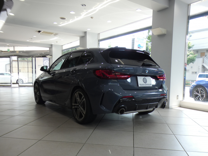 BMW 1シリーズ M135i XDrive　☆indivi外装 1ｵｰﾅｰ ｺﾝﾌｫA 追ACC ﾚｰﾝDW ﾚｰﾝCHW 衝突軽減 黒革Mｽﾎﾟｰﾂｼｰﾄ ﾗｲﾌﾞCP ﾍｯﾄﾞｱｯﾌﾟDSP Bｶﾒﾗ PDC ｵｰﾄﾃｰﾙｹﾞｰﾄ LEDﾗｲﾄ 専用ｴｸｽﾃﾘｱ&18AW 306ps　2年保証