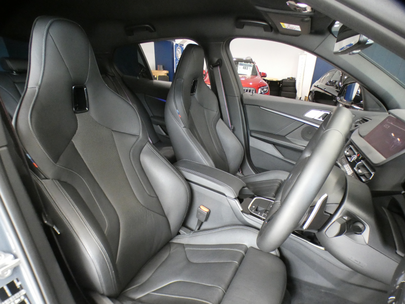 BMW 1シリーズ M135i XDrive　☆indivi外装 1ｵｰﾅｰ ｺﾝﾌｫA 追ACC ﾚｰﾝDW ﾚｰﾝCHW 衝突軽減 黒革Mｽﾎﾟｰﾂｼｰﾄ ﾗｲﾌﾞCP ﾍｯﾄﾞｱｯﾌﾟDSP Bｶﾒﾗ PDC ｵｰﾄﾃｰﾙｹﾞｰﾄ LEDﾗｲﾄ 専用ｴｸｽﾃﾘｱ&18AW 306ps　2年保証