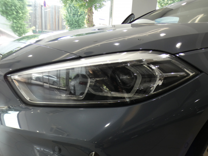 BMW 1シリーズ M135i XDrive　☆indivi外装 1ｵｰﾅｰ ｺﾝﾌｫA 追ACC ﾚｰﾝDW ﾚｰﾝCHW 衝突軽減 黒革Mｽﾎﾟｰﾂｼｰﾄ ﾗｲﾌﾞCP ﾍｯﾄﾞｱｯﾌﾟDSP Bｶﾒﾗ PDC ｵｰﾄﾃｰﾙｹﾞｰﾄ LEDﾗｲﾄ 専用ｴｸｽﾃﾘｱ&18AW 306ps　2年保証