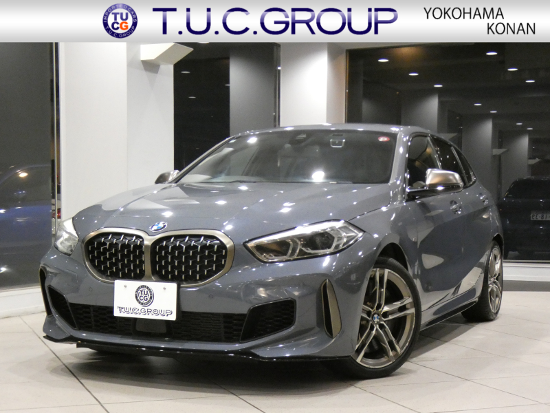 BMW 1シリーズ M135i XDrive　☆indivi外装 1ｵｰﾅｰ ｺﾝﾌｫA 追ACC ﾚｰﾝDW ﾚｰﾝCHW 衝突軽減 黒革Mｽﾎﾟｰﾂｼｰﾄ ﾗｲﾌﾞCP ﾍｯﾄﾞｱｯﾌﾟDSP Bｶﾒﾗ PDC ｵｰﾄﾃｰﾙｹﾞｰﾄ LEDﾗｲﾄ 専用ｴｸｽﾃﾘｱ&18AW 306ps　2年保証
