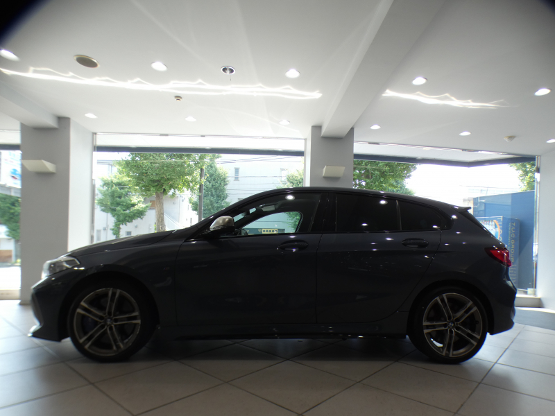BMW 1シリーズ M135i XDrive　☆indivi外装 1ｵｰﾅｰ ｺﾝﾌｫA 追ACC ﾚｰﾝDW ﾚｰﾝCHW 衝突軽減 黒革Mｽﾎﾟｰﾂｼｰﾄ ﾗｲﾌﾞCP ﾍｯﾄﾞｱｯﾌﾟDSP Bｶﾒﾗ PDC ｵｰﾄﾃｰﾙｹﾞｰﾄ LEDﾗｲﾄ 専用ｴｸｽﾃﾘｱ&18AW 306ps　2年保証