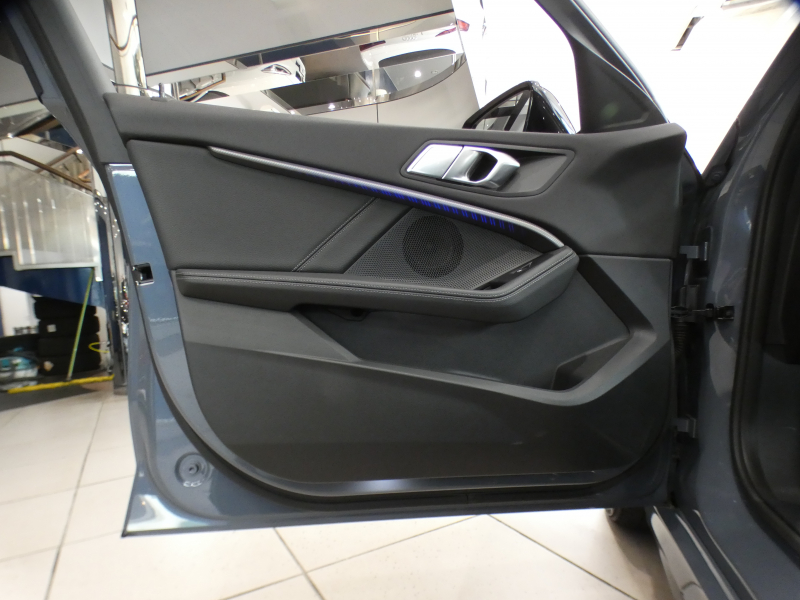 BMW 1シリーズ M135i XDrive　☆indivi外装 1ｵｰﾅｰ ｺﾝﾌｫA 追ACC ﾚｰﾝDW ﾚｰﾝCHW 衝突軽減 黒革Mｽﾎﾟｰﾂｼｰﾄ ﾗｲﾌﾞCP ﾍｯﾄﾞｱｯﾌﾟDSP Bｶﾒﾗ PDC ｵｰﾄﾃｰﾙｹﾞｰﾄ LEDﾗｲﾄ 専用ｴｸｽﾃﾘｱ&18AW 306ps　2年保証