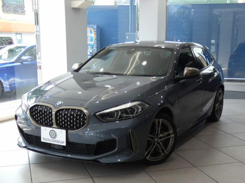BMW 1シリーズ M135i XDrive　☆indivi外装 1ｵｰﾅｰ ｺﾝﾌｫA 追ACC ﾚｰﾝDW ﾚｰﾝCHW 衝突軽減 黒革Mｽﾎﾟｰﾂｼｰﾄ ﾗｲﾌﾞCP ﾍｯﾄﾞｱｯﾌﾟDSP Bｶﾒﾗ PDC ｵｰﾄﾃｰﾙｹﾞｰﾄ LEDﾗｲﾄ 専用ｴｸｽﾃﾘｱ&18AW 306ps　2年保証