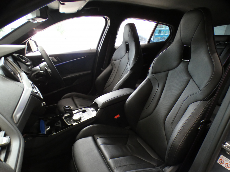 BMW 1シリーズ M135i XDrive　☆indivi外装 1ｵｰﾅｰ ｺﾝﾌｫA 追ACC ﾚｰﾝDW ﾚｰﾝCHW 衝突軽減 黒革Mｽﾎﾟｰﾂｼｰﾄ ﾗｲﾌﾞCP ﾍｯﾄﾞｱｯﾌﾟDSP Bｶﾒﾗ PDC ｵｰﾄﾃｰﾙｹﾞｰﾄ LEDﾗｲﾄ 専用ｴｸｽﾃﾘｱ&18AW 306ps　2年保証