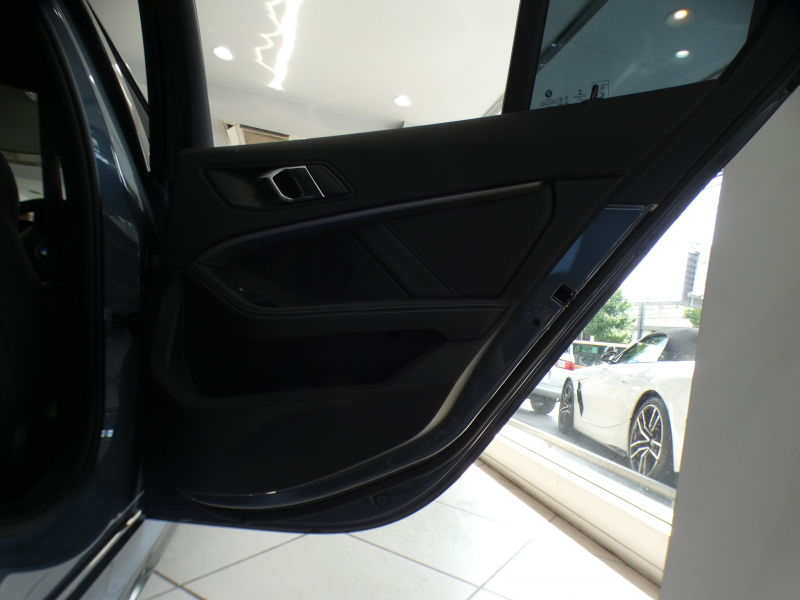 BMW 1シリーズ M135i XDrive　☆indivi外装 1ｵｰﾅｰ ｺﾝﾌｫA 追ACC ﾚｰﾝDW ﾚｰﾝCHW 衝突軽減 黒革Mｽﾎﾟｰﾂｼｰﾄ ﾗｲﾌﾞCP ﾍｯﾄﾞｱｯﾌﾟDSP Bｶﾒﾗ PDC ｵｰﾄﾃｰﾙｹﾞｰﾄ LEDﾗｲﾄ 専用ｴｸｽﾃﾘｱ&18AW 306ps　2年保証