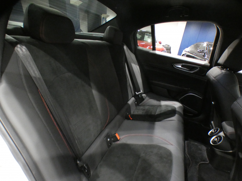 アルファロメオ ジュリア ｼﾞｭﾘｱ ｸｱﾄﾞﾘﾌｫﾘｵ　追ACC ﾚｰﾝﾃﾞｨﾊﾟｰﾁｬｰ&ﾌﾞﾗｲﾝﾄﾞｽﾎﾟｯﾄ 黒半革 Connectｼｽﾃﾑ ｱﾝﾄﾞﾛｲﾄﾞｵｰﾄ harman/Kardon ｷｾﾉﾝ 専用ｴｸｽﾃﾘｱ&19AW ﾀﾞｳﾝｻｽ EBM 可変ﾏﾌﾗｰ 510ps　2年保証