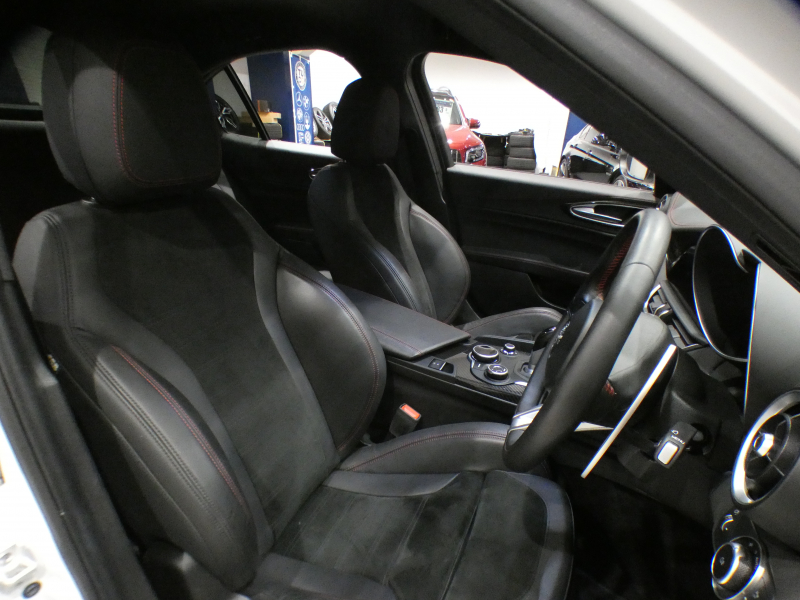 アルファロメオ ジュリア ｼﾞｭﾘｱ ｸｱﾄﾞﾘﾌｫﾘｵ　追ACC ﾚｰﾝﾃﾞｨﾊﾟｰﾁｬｰ&ﾌﾞﾗｲﾝﾄﾞｽﾎﾟｯﾄ 黒半革 Connectｼｽﾃﾑ ｱﾝﾄﾞﾛｲﾄﾞｵｰﾄ harman/Kardon ｷｾﾉﾝ 専用ｴｸｽﾃﾘｱ&19AW ﾀﾞｳﾝｻｽ EBM 可変ﾏﾌﾗｰ 510ps　2年保証