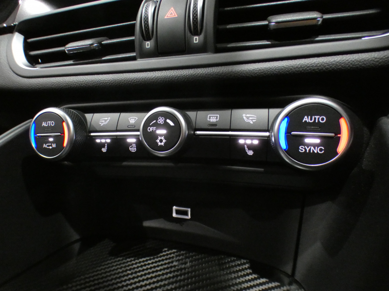 アルファロメオ ジュリア ｼﾞｭﾘｱ ｸｱﾄﾞﾘﾌｫﾘｵ　追ACC ﾚｰﾝﾃﾞｨﾊﾟｰﾁｬｰ&ﾌﾞﾗｲﾝﾄﾞｽﾎﾟｯﾄ 黒半革 Connectｼｽﾃﾑ ｱﾝﾄﾞﾛｲﾄﾞｵｰﾄ harman/Kardon ｷｾﾉﾝ 専用ｴｸｽﾃﾘｱ&19AW ﾀﾞｳﾝｻｽ EBM 可変ﾏﾌﾗｰ 510ps　2年保証