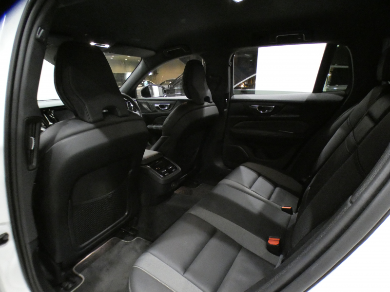 ボルボ V60 V60 B5 Rﾃﾞｻﾞｲﾝ　ｼﾃｨｾｰﾌﾃｨ ACC･BLIS 黒半革 全席ﾋｰﾀｰ ｽﾃｱﾋｰﾀｰ ﾀｯﾁｽｸﾘｰﾝHDDﾅﾋﾞTV harman/K 全周囲ｶﾒﾗ ﾍｯﾄﾞｱｯﾌﾟDSP LEDﾗｲﾄ Rﾃﾞｻﾞｲﾝ専用ｴｸｽﾃﾘｱ&18AW B5ｴﾝｼﾞﾝ+ﾓｰﾀｰ　2年保証