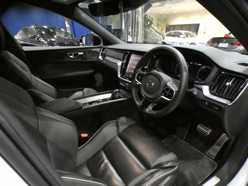 ボルボ V60 V60 B5 Rﾃﾞｻﾞｲﾝ　ｼﾃｨｾｰﾌﾃｨ ACC･BLIS 黒半革 全席ﾋｰﾀｰ ｽﾃｱﾋｰﾀｰ ﾀｯﾁｽｸﾘｰﾝHDDﾅﾋﾞTV harman/K 全周囲ｶﾒﾗ ﾍｯﾄﾞｱｯﾌﾟDSP LEDﾗｲﾄ Rﾃﾞｻﾞｲﾝ専用ｴｸｽﾃﾘｱ&18AW B5ｴﾝｼﾞﾝ+ﾓｰﾀｰ　2年保証