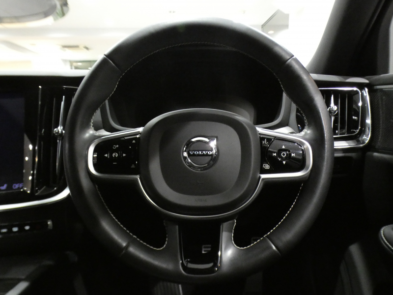 ボルボ V60 V60 B5 Rﾃﾞｻﾞｲﾝ　ｼﾃｨｾｰﾌﾃｨ ACC･BLIS 黒半革 全席ﾋｰﾀｰ ｽﾃｱﾋｰﾀｰ ﾀｯﾁｽｸﾘｰﾝHDDﾅﾋﾞTV harman/K 全周囲ｶﾒﾗ ﾍｯﾄﾞｱｯﾌﾟDSP LEDﾗｲﾄ Rﾃﾞｻﾞｲﾝ専用ｴｸｽﾃﾘｱ&18AW B5ｴﾝｼﾞﾝ+ﾓｰﾀｰ　2年保証