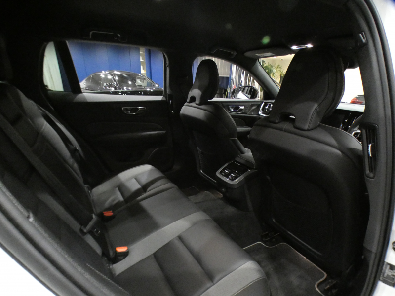 ボルボ V60 V60 B5 Rﾃﾞｻﾞｲﾝ　ｼﾃｨｾｰﾌﾃｨ ACC･BLIS 黒半革 全席ﾋｰﾀｰ ｽﾃｱﾋｰﾀｰ ﾀｯﾁｽｸﾘｰﾝHDDﾅﾋﾞTV harman/K 全周囲ｶﾒﾗ ﾍｯﾄﾞｱｯﾌﾟDSP LEDﾗｲﾄ Rﾃﾞｻﾞｲﾝ専用ｴｸｽﾃﾘｱ&18AW B5ｴﾝｼﾞﾝ+ﾓｰﾀｰ　2年保証