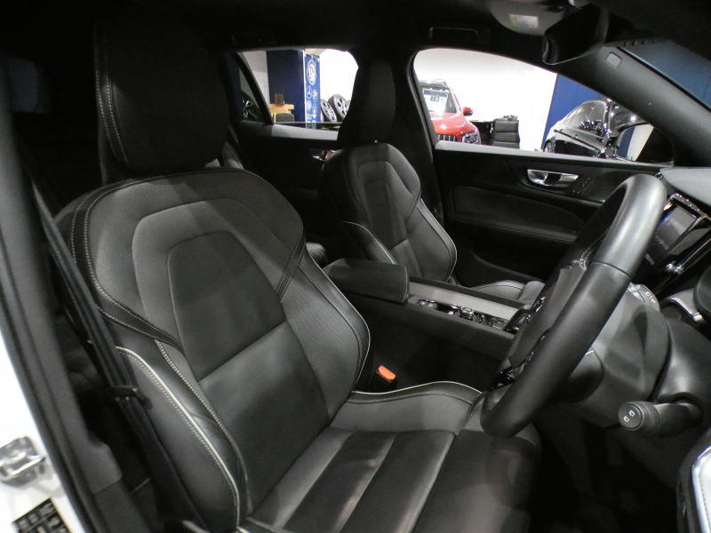 ボルボ V60 V60 B5 Rﾃﾞｻﾞｲﾝ　ｼﾃｨｾｰﾌﾃｨ ACC･BLIS 黒半革 全席ﾋｰﾀｰ ｽﾃｱﾋｰﾀｰ ﾀｯﾁｽｸﾘｰﾝHDDﾅﾋﾞTV harman/K 全周囲ｶﾒﾗ ﾍｯﾄﾞｱｯﾌﾟDSP LEDﾗｲﾄ Rﾃﾞｻﾞｲﾝ専用ｴｸｽﾃﾘｱ&18AW B5ｴﾝｼﾞﾝ+ﾓｰﾀｰ　2年保証