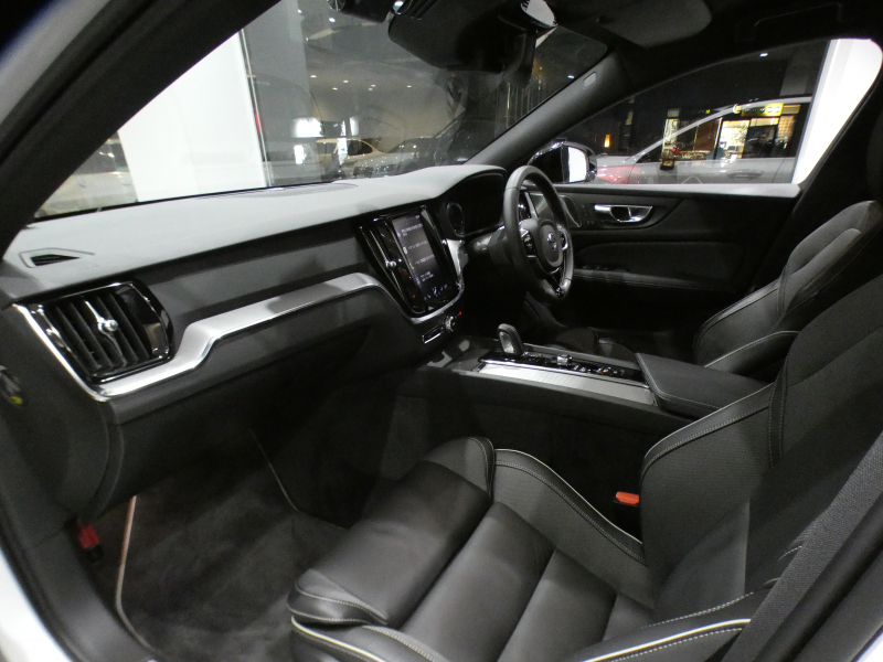 ボルボ V60 V60 B5 Rﾃﾞｻﾞｲﾝ　ｼﾃｨｾｰﾌﾃｨ ACC･BLIS 黒半革 全席ﾋｰﾀｰ ｽﾃｱﾋｰﾀｰ ﾀｯﾁｽｸﾘｰﾝHDDﾅﾋﾞTV harman/K 全周囲ｶﾒﾗ ﾍｯﾄﾞｱｯﾌﾟDSP LEDﾗｲﾄ Rﾃﾞｻﾞｲﾝ専用ｴｸｽﾃﾘｱ&18AW B5ｴﾝｼﾞﾝ+ﾓｰﾀｰ　2年保証