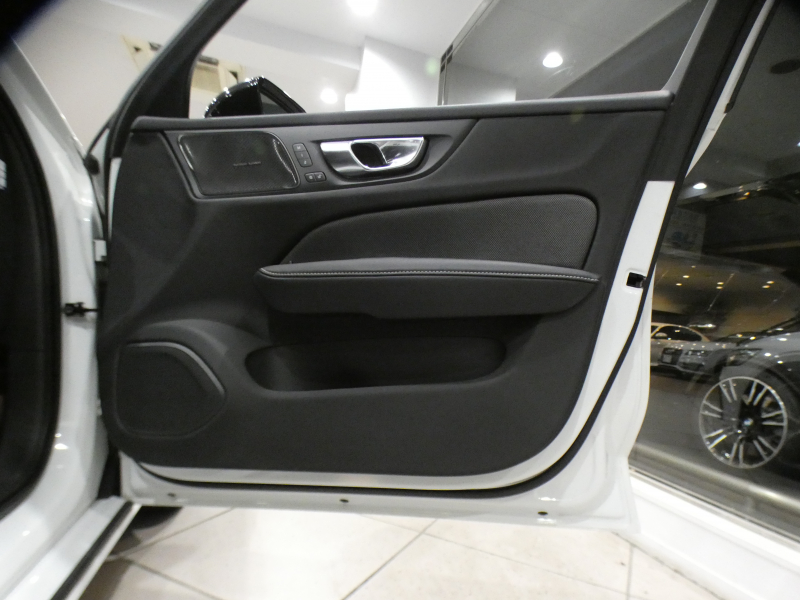 ボルボ V60 V60 B5 Rﾃﾞｻﾞｲﾝ　ｼﾃｨｾｰﾌﾃｨ ACC･BLIS 黒半革 全席ﾋｰﾀｰ ｽﾃｱﾋｰﾀｰ ﾀｯﾁｽｸﾘｰﾝHDDﾅﾋﾞTV harman/K 全周囲ｶﾒﾗ ﾍｯﾄﾞｱｯﾌﾟDSP LEDﾗｲﾄ Rﾃﾞｻﾞｲﾝ専用ｴｸｽﾃﾘｱ&18AW B5ｴﾝｼﾞﾝ+ﾓｰﾀｰ　2年保証