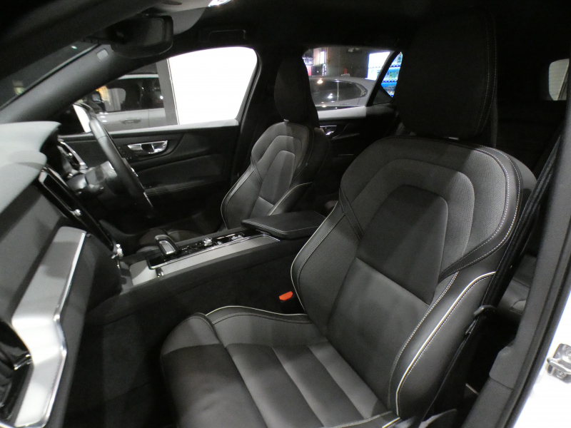 ボルボ V60 V60 B5 Rﾃﾞｻﾞｲﾝ　ｼﾃｨｾｰﾌﾃｨ ACC･BLIS 黒半革 全席ﾋｰﾀｰ ｽﾃｱﾋｰﾀｰ ﾀｯﾁｽｸﾘｰﾝHDDﾅﾋﾞTV harman/K 全周囲ｶﾒﾗ ﾍｯﾄﾞｱｯﾌﾟDSP LEDﾗｲﾄ Rﾃﾞｻﾞｲﾝ専用ｴｸｽﾃﾘｱ&18AW B5ｴﾝｼﾞﾝ+ﾓｰﾀｰ　2年保証