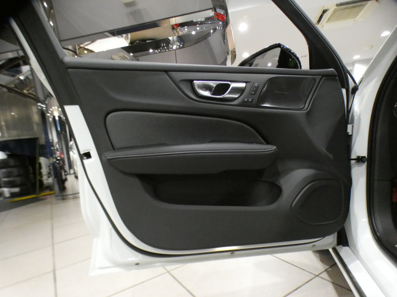 ボルボ V60 V60 B5 Rﾃﾞｻﾞｲﾝ　ｼﾃｨｾｰﾌﾃｨ ACC･BLIS 黒半革 全席ﾋｰﾀｰ ｽﾃｱﾋｰﾀｰ ﾀｯﾁｽｸﾘｰﾝHDDﾅﾋﾞTV harman/K 全周囲ｶﾒﾗ ﾍｯﾄﾞｱｯﾌﾟDSP LEDﾗｲﾄ Rﾃﾞｻﾞｲﾝ専用ｴｸｽﾃﾘｱ&18AW B5ｴﾝｼﾞﾝ+ﾓｰﾀｰ　2年保証