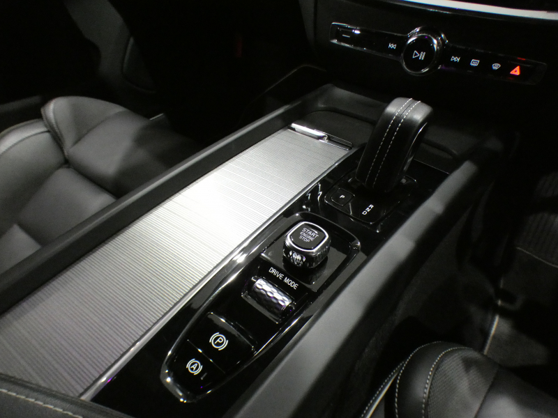 ボルボ V60 V60 B5 Rﾃﾞｻﾞｲﾝ　ｼﾃｨｾｰﾌﾃｨ ACC･BLIS 黒半革 全席ﾋｰﾀｰ ｽﾃｱﾋｰﾀｰ ﾀｯﾁｽｸﾘｰﾝHDDﾅﾋﾞTV harman/K 全周囲ｶﾒﾗ ﾍｯﾄﾞｱｯﾌﾟDSP LEDﾗｲﾄ Rﾃﾞｻﾞｲﾝ専用ｴｸｽﾃﾘｱ&18AW B5ｴﾝｼﾞﾝ+ﾓｰﾀｰ　2年保証