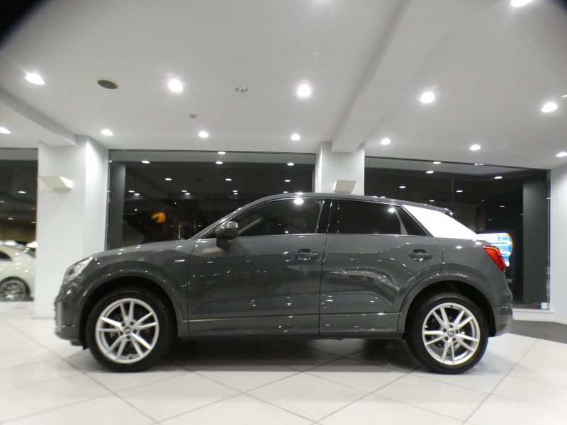 アウディ Q2 Q2 30TFSIｽﾎﾟｰﾂ Sﾗｲﾝ&ｱｼｽﾀﾝｽPKG　ADVｷｰ 追ACC ﾚｰﾝ&ｻｲﾄﾞｱｼｽﾄ ｱｳﾃﾞｨﾌﾟﾚｾﾝｽ 半革 ﾋｰﾀｰ MMIﾅﾋﾞ Bｶﾒﾗ PDC LEDﾗｲﾄ ｵｰﾄﾃｰﾙｹﾞｰﾄ Sﾗｲﾝｴｸｽﾃﾘｱ&18AW　2年保証