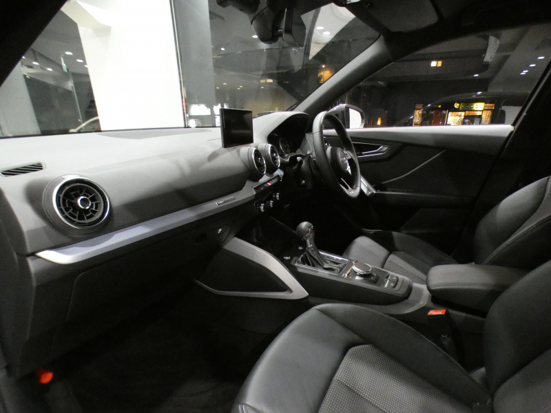 アウディ Q2 Q2 30TFSIｽﾎﾟｰﾂ Sﾗｲﾝ&ｱｼｽﾀﾝｽPKG　ADVｷｰ 追ACC ﾚｰﾝ&ｻｲﾄﾞｱｼｽﾄ ｱｳﾃﾞｨﾌﾟﾚｾﾝｽ 半革 ﾋｰﾀｰ MMIﾅﾋﾞ Bｶﾒﾗ PDC LEDﾗｲﾄ ｵｰﾄﾃｰﾙｹﾞｰﾄ Sﾗｲﾝｴｸｽﾃﾘｱ&18AW　2年保証