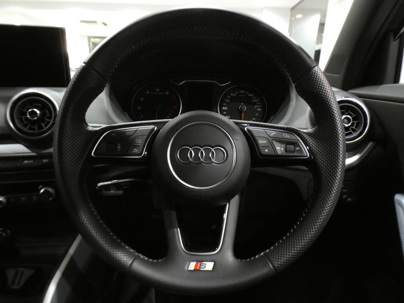 アウディ Q2 Q2 30TFSIｽﾎﾟｰﾂ Sﾗｲﾝ&ｱｼｽﾀﾝｽPKG　ADVｷｰ 追ACC ﾚｰﾝ&ｻｲﾄﾞｱｼｽﾄ ｱｳﾃﾞｨﾌﾟﾚｾﾝｽ 半革 ﾋｰﾀｰ MMIﾅﾋﾞ Bｶﾒﾗ PDC LEDﾗｲﾄ ｵｰﾄﾃｰﾙｹﾞｰﾄ Sﾗｲﾝｴｸｽﾃﾘｱ&18AW　2年保証