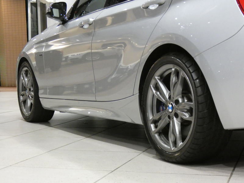 BMW 1シリーズ M135i ﾊﾟｰｷﾝｸﾞｻﾎﾟｰﾄPKG　ｺﾝﾌｫA ﾍｷｻｺﾞﾝｸﾛｽｼｰﾄ ｱﾝﾄﾞﾛｲﾄﾞﾓﾆﾀｰ(純正ﾅﾋﾞ表示可) BTｵｰﾃﾞｨｵ Bｶﾒﾗ Rｾﾝｻｰ ｷｾﾉﾝ 専用ｴｸｽﾃﾘｱ&18AW 320ps　2年保証