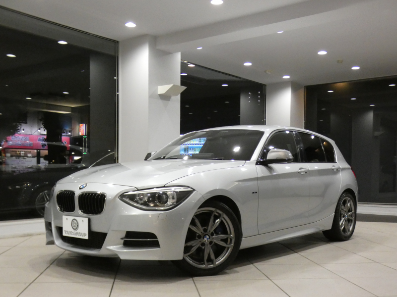 BMW 1シリーズ M135i ﾊﾟｰｷﾝｸﾞｻﾎﾟｰﾄPKG　ｺﾝﾌｫA ﾍｷｻｺﾞﾝｸﾛｽｼｰﾄ ｱﾝﾄﾞﾛｲﾄﾞﾓﾆﾀｰ(純正ﾅﾋﾞ表示可) BTｵｰﾃﾞｨｵ Bｶﾒﾗ Rｾﾝｻｰ ｷｾﾉﾝ 専用ｴｸｽﾃﾘｱ&18AW 320ps　2年保証