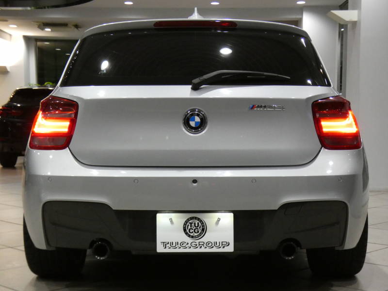 BMW 1シリーズ M135i ﾊﾟｰｷﾝｸﾞｻﾎﾟｰﾄPKG　ｺﾝﾌｫA ﾍｷｻｺﾞﾝｸﾛｽｼｰﾄ ｱﾝﾄﾞﾛｲﾄﾞﾓﾆﾀｰ(純正ﾅﾋﾞ表示可) BTｵｰﾃﾞｨｵ Bｶﾒﾗ Rｾﾝｻｰ ｷｾﾉﾝ 専用ｴｸｽﾃﾘｱ&18AW 320ps　2年保証