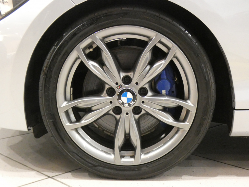 BMW 1シリーズ M135i ﾊﾟｰｷﾝｸﾞｻﾎﾟｰﾄPKG　ｺﾝﾌｫA ﾍｷｻｺﾞﾝｸﾛｽｼｰﾄ ｱﾝﾄﾞﾛｲﾄﾞﾓﾆﾀｰ(純正ﾅﾋﾞ表示可) BTｵｰﾃﾞｨｵ Bｶﾒﾗ Rｾﾝｻｰ ｷｾﾉﾝ 専用ｴｸｽﾃﾘｱ&18AW 320ps　2年保証