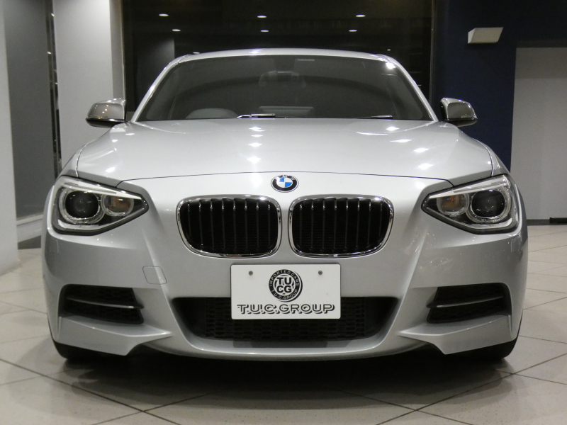 BMW 1シリーズ M135i ﾊﾟｰｷﾝｸﾞｻﾎﾟｰﾄPKG　ｺﾝﾌｫA ﾍｷｻｺﾞﾝｸﾛｽｼｰﾄ ｱﾝﾄﾞﾛｲﾄﾞﾓﾆﾀｰ(純正ﾅﾋﾞ表示可) BTｵｰﾃﾞｨｵ Bｶﾒﾗ Rｾﾝｻｰ ｷｾﾉﾝ 専用ｴｸｽﾃﾘｱ&18AW 320ps　2年保証
