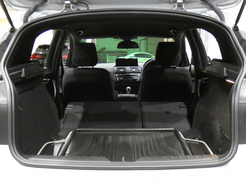 BMW 1シリーズ M135i ﾊﾟｰｷﾝｸﾞｻﾎﾟｰﾄPKG　ｺﾝﾌｫA ﾍｷｻｺﾞﾝｸﾛｽｼｰﾄ ｱﾝﾄﾞﾛｲﾄﾞﾓﾆﾀｰ(純正ﾅﾋﾞ表示可) BTｵｰﾃﾞｨｵ Bｶﾒﾗ Rｾﾝｻｰ ｷｾﾉﾝ 専用ｴｸｽﾃﾘｱ&18AW 320ps　2年保証